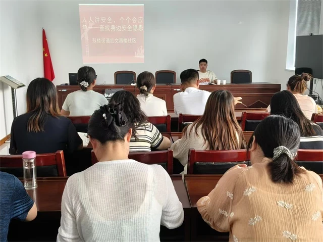 近日，榆阳区鼓楼街道红文昌楼社区开展“人人讲安全，个个会应急”专题培训