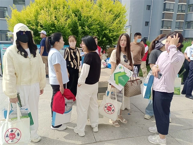 6月23日，榆阳区崇文路街道芹涧路社区联合多部门在广济名苑小区开展“科学灭蚊 守护健康”活动，发放消杀物资及科普手册，现场讲解病媒防制知识，倡导居民整治环境，夯实爱国卫生工作根基。