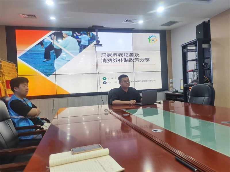 2026年1月起，全国养老服务消费补贴新政实施。榆阳区鼓楼街道城隍庙滩社区多措并举，网格员上门为高龄、失能老人讲解政策，手把手指导通过“民政通”申领，最高月领800元，切实减轻养老负担，让惠民政策暖心落地。