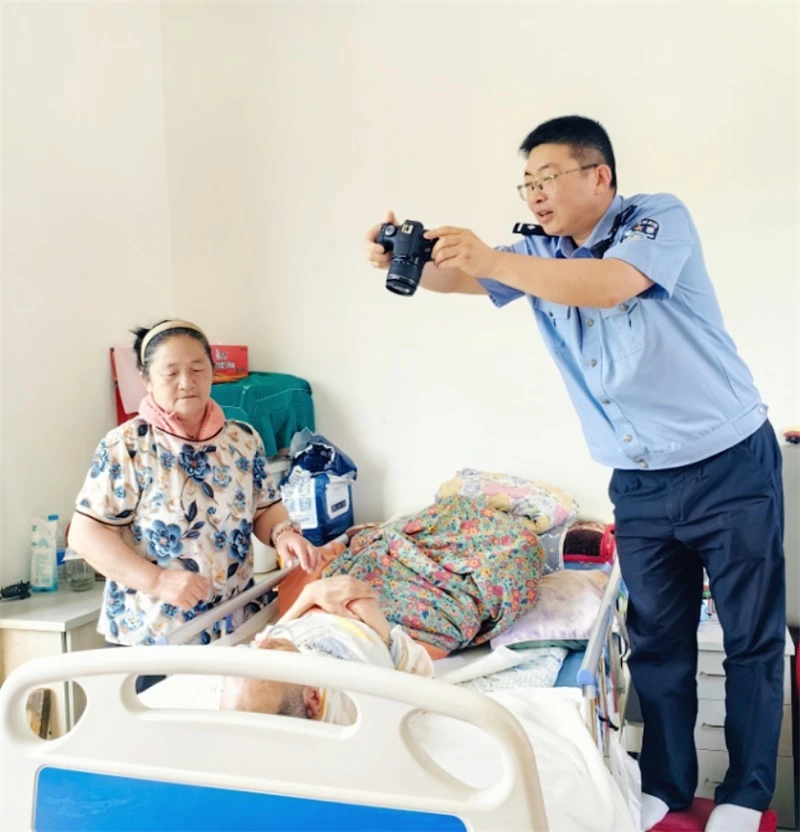 上门为瘫痪群众办证30余次