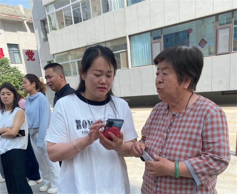 2026年1月起，全国养老服务消费补贴新政实施。榆阳区鼓楼街道城隍庙滩社区多措并举，网格员上门为高龄、失能老人讲解政策，手把手指导通过“民政通”申领，最高月领800元，切实减轻养老负担，让惠民政策暖心落地。