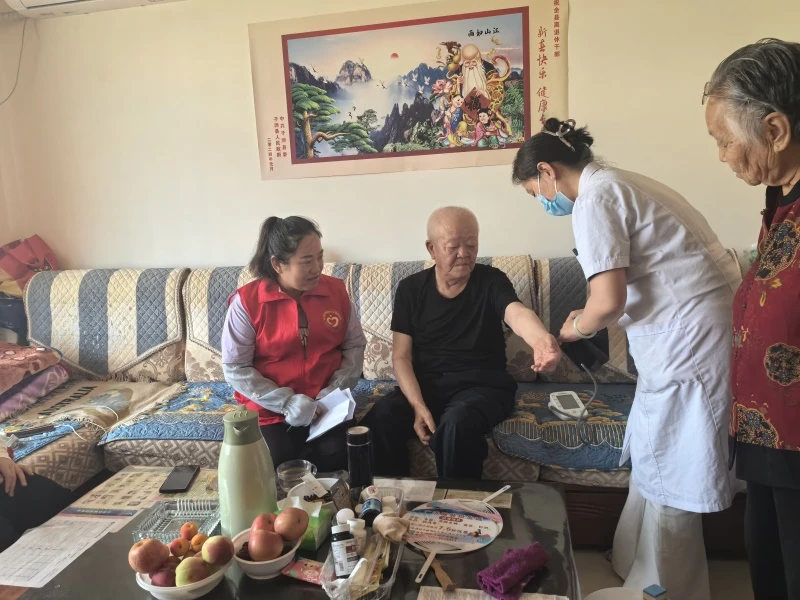 崇文路街道葡萄园社区：义诊上门暖人心 关爱老人零距离