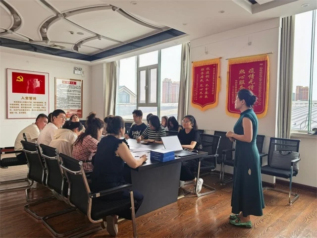 近日，榆林市“崇法尚礼德润榆林”宣讲走进明珠路街道东环路社区