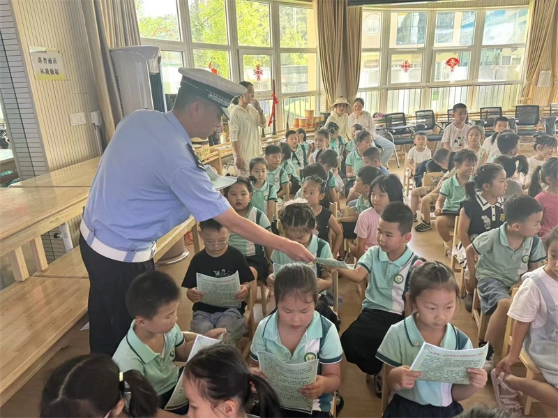 6月25日下午，绥德交管大队民警走进县第六幼儿园