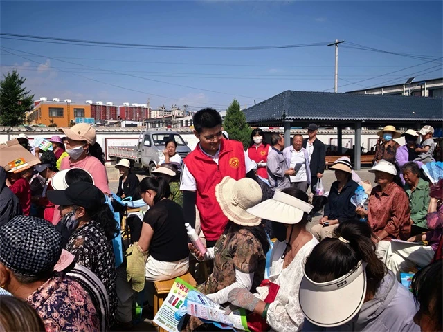 6月25日上午，榆阳区崇文路街道联合葡萄园社区开展垃圾分类主题宣传活动
