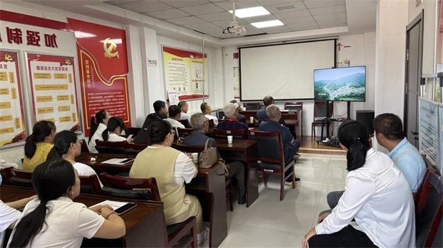 近日，榆阳区鼓楼街道二里半社区举办庆“七一”主题党员大会，庆祝建党105周年。