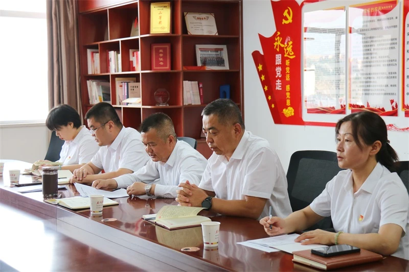 曹瑞同志以《淬炼初心守底线 实干担当优服务》为题，讲授专题党课。