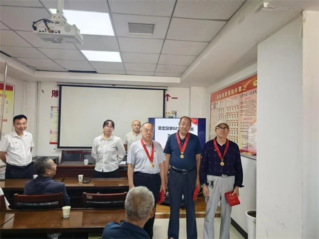 近日，榆阳区鼓楼街道二里半社区举办庆“七一”主题党员大会，庆祝建党105周年。