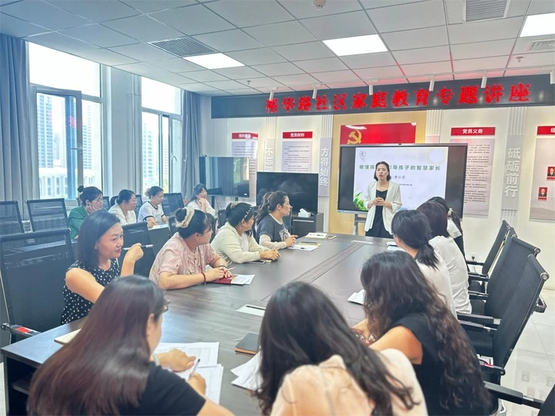 6月25日，榆阳区明珠路街道裕华路社区举办家庭教育讲座。