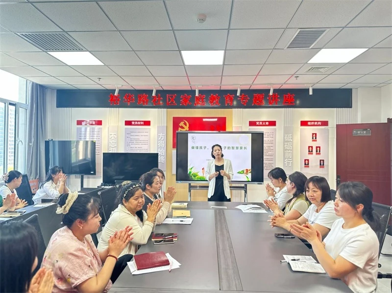 6月25日，榆阳区明珠路街道裕华路社区举办家庭教育讲座。