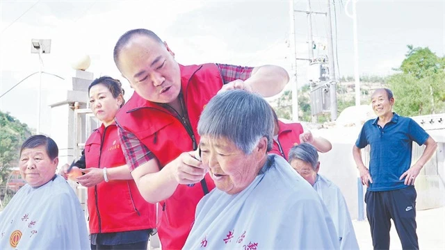 6月24日，米脂县美容美发行业工会志愿服务队走进桃镇新尚沟村幸福院，为行动不便的老年人提供上门义剪服务。