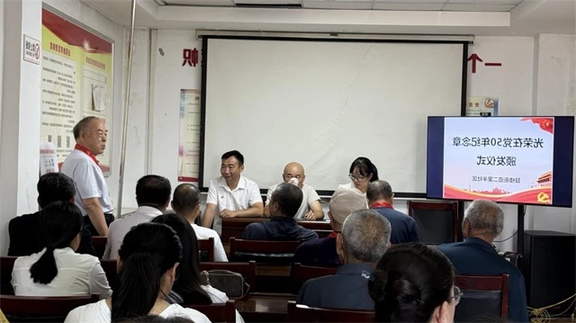 近日，榆阳区鼓楼街道二里半社区举办庆“七一”主题党员大会，庆祝建党105周年。