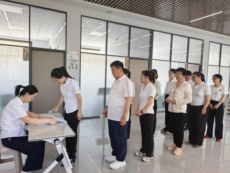 集中现场缴党费，强化党员身份意识