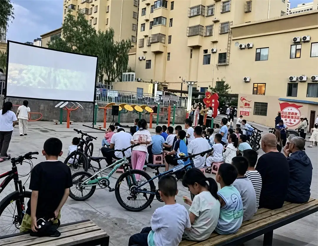 6月29日，榆阳区鼓楼街道环城北路社区开展“公益电影进社区”活动，放映《开国宴风云》等红色影片