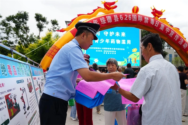 通过实物展示、现场答疑等形式普及防毒知识