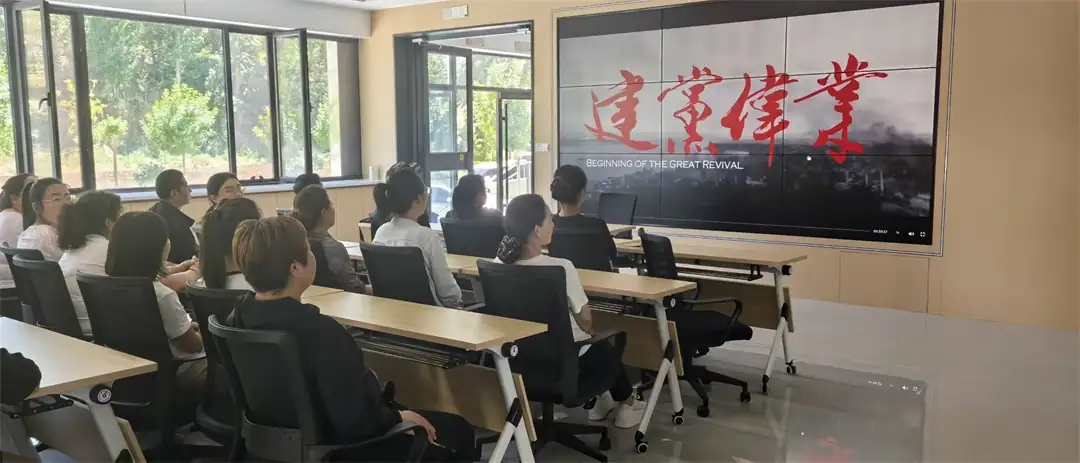 全体党员共同观看红色影片《建党伟业》