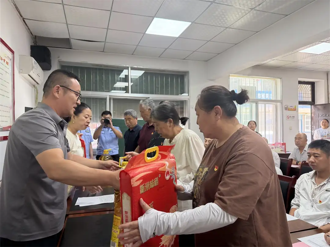为陈冬玲、周世伟等困难党员、高龄老党员送上慰问物资