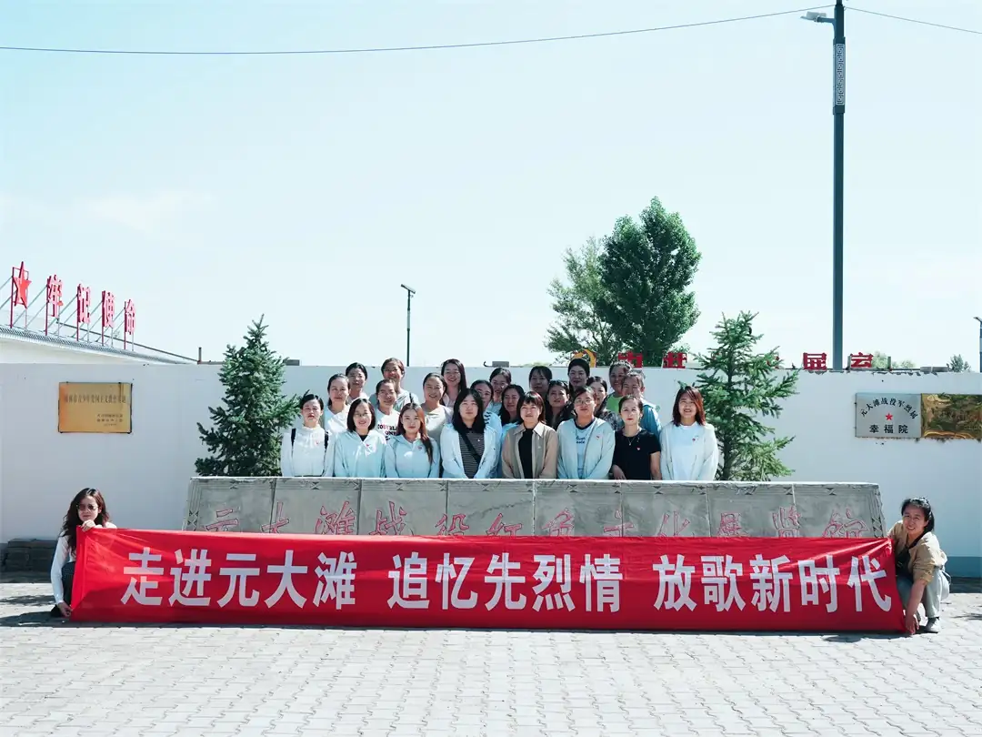 6月30日,榆阳区驼峰路街道望湖路社区党总支组织党员赴元大滩战役纪念馆开展主题研学