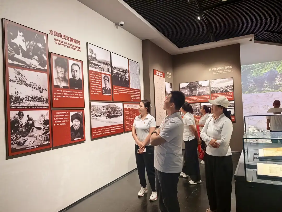 7月1日,榆阳区崇文路街道寨城庄社区党支部组织党员及志愿者前往榆林市展览馆参观学习。