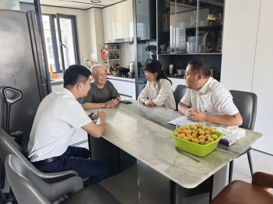 为行动不便党员送党史资料