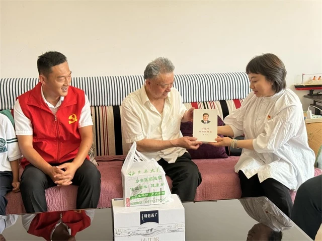 走访慰问老党员