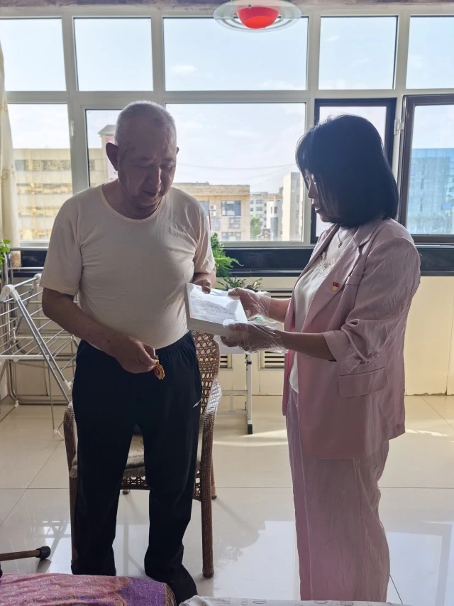 近日,榆阳区崇文路街道崇文路社区开展暖心走访,为党龄满50年的老党员上门颁发“光荣在党50年”纪念章