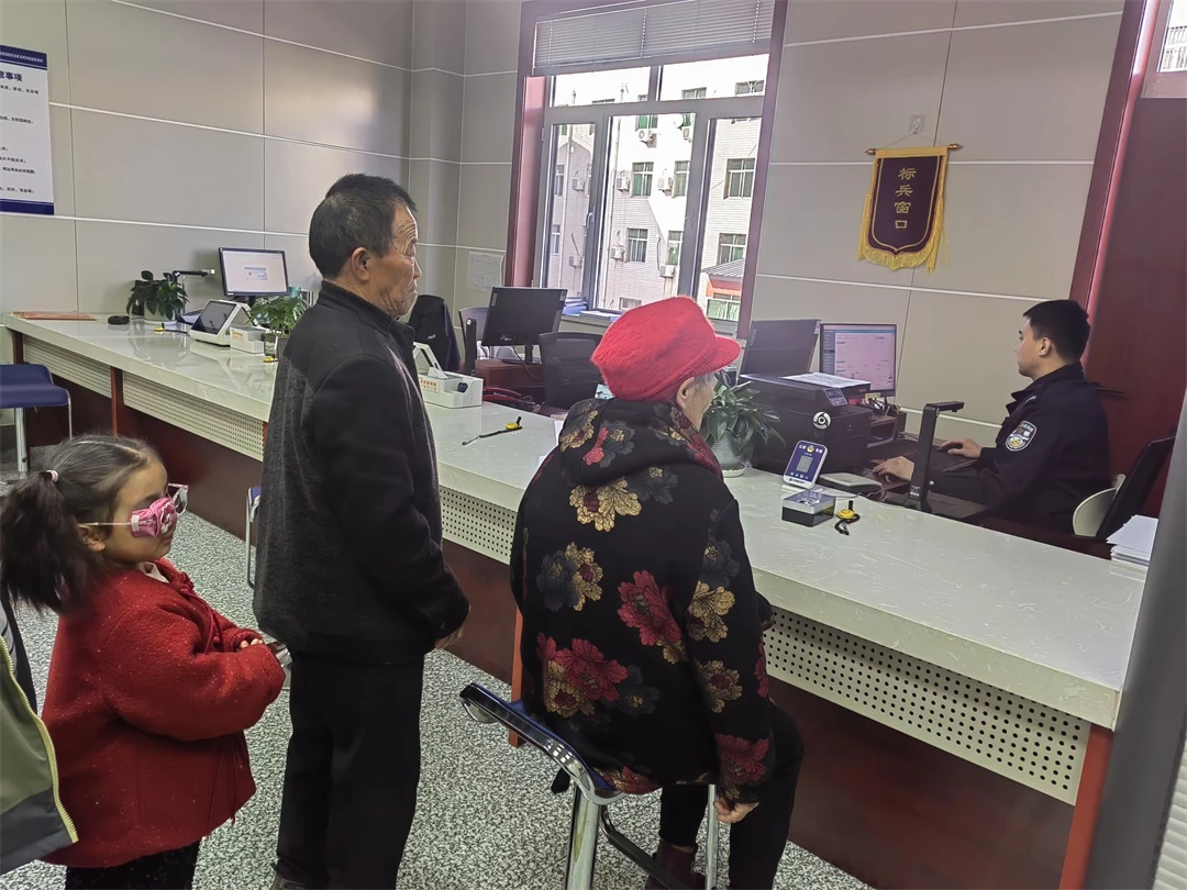 吴堡县公安局宋家川派出所户籍民警马国栋工作中