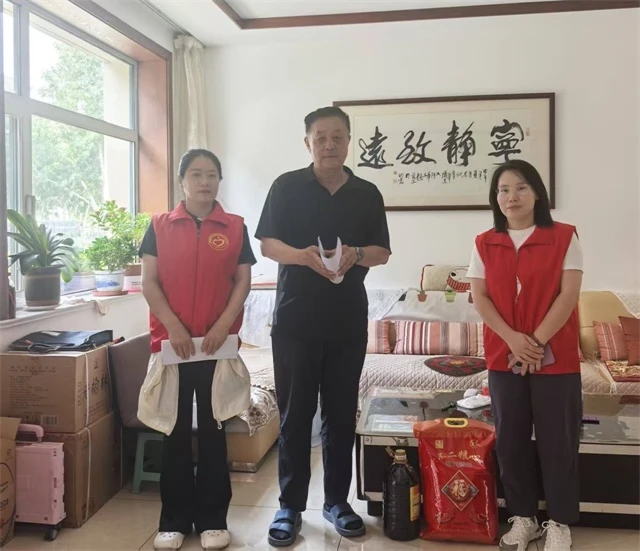上门走访老党员