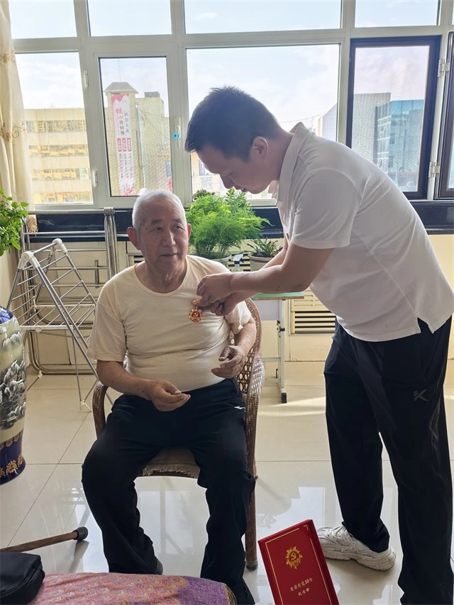 近日,榆阳区崇文路街道崇文路社区开展暖心走访,为党龄满50年的老党员上门颁发“光荣在党50年”纪念章