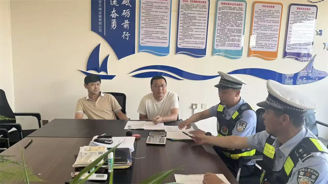6月以来,靖边县公安局交管大队围绕“安全生产月”主题,聚焦源头治理、部门联动、农村整治、精准打击、多维宣传及应急备勤六大举措。