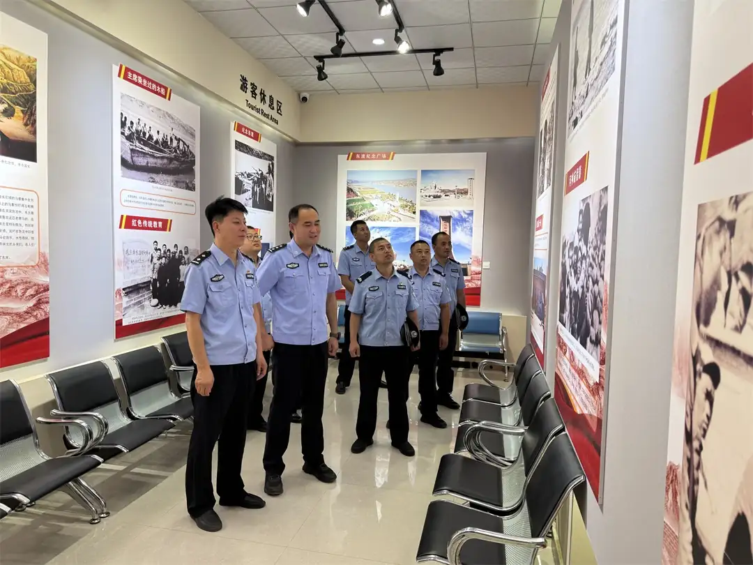 6月30日,吴堡县公安局特巡警大队党支部组织党员民辅警前往毛主席东渡黄河纪念馆开展主题党日活动。