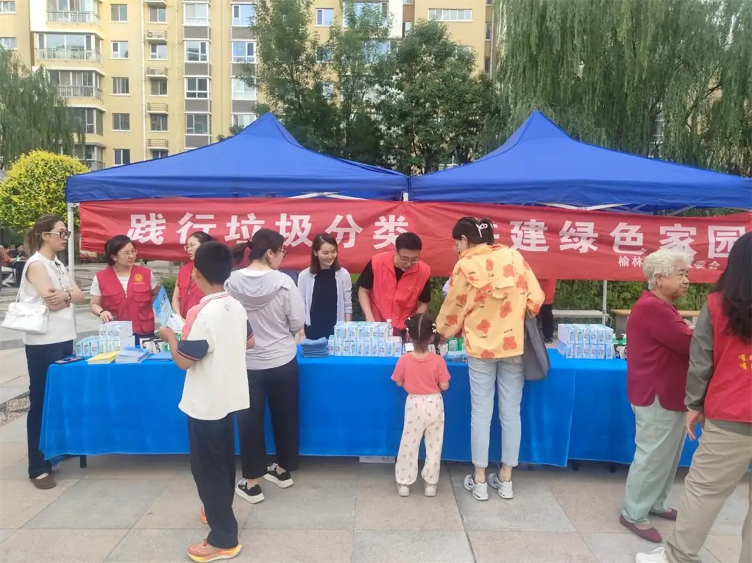 榆阳区明珠路街道长兴路社区开展垃圾分类进小区宣传活动