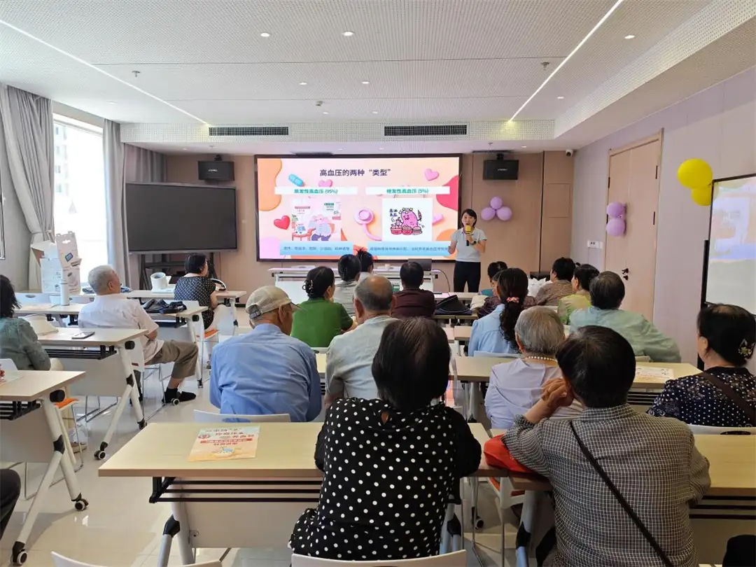 7月1日,榆阳区明珠路街道长兴路社区联合明珠路综合养老服务中心开展“庆七一”银龄健康大讲堂活动。