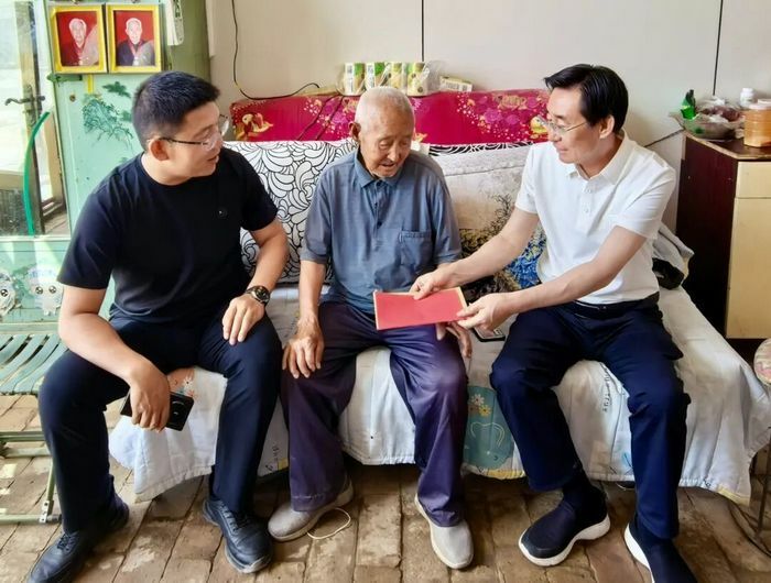 县政协副主席李保林看望慰问生活困难党员赵应科、暴殿芳。