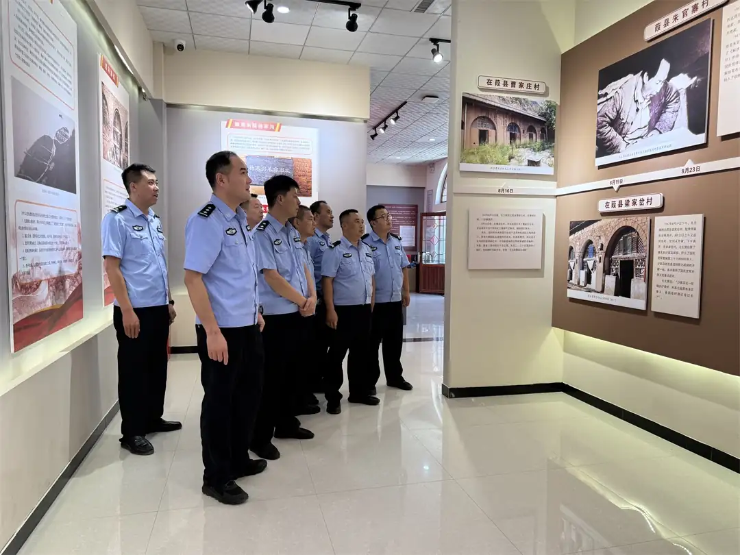 6月30日,吴堡县公安局特巡警大队党支部组织党员民辅警前往毛主席东渡黄河纪念馆开展主题党日活动。