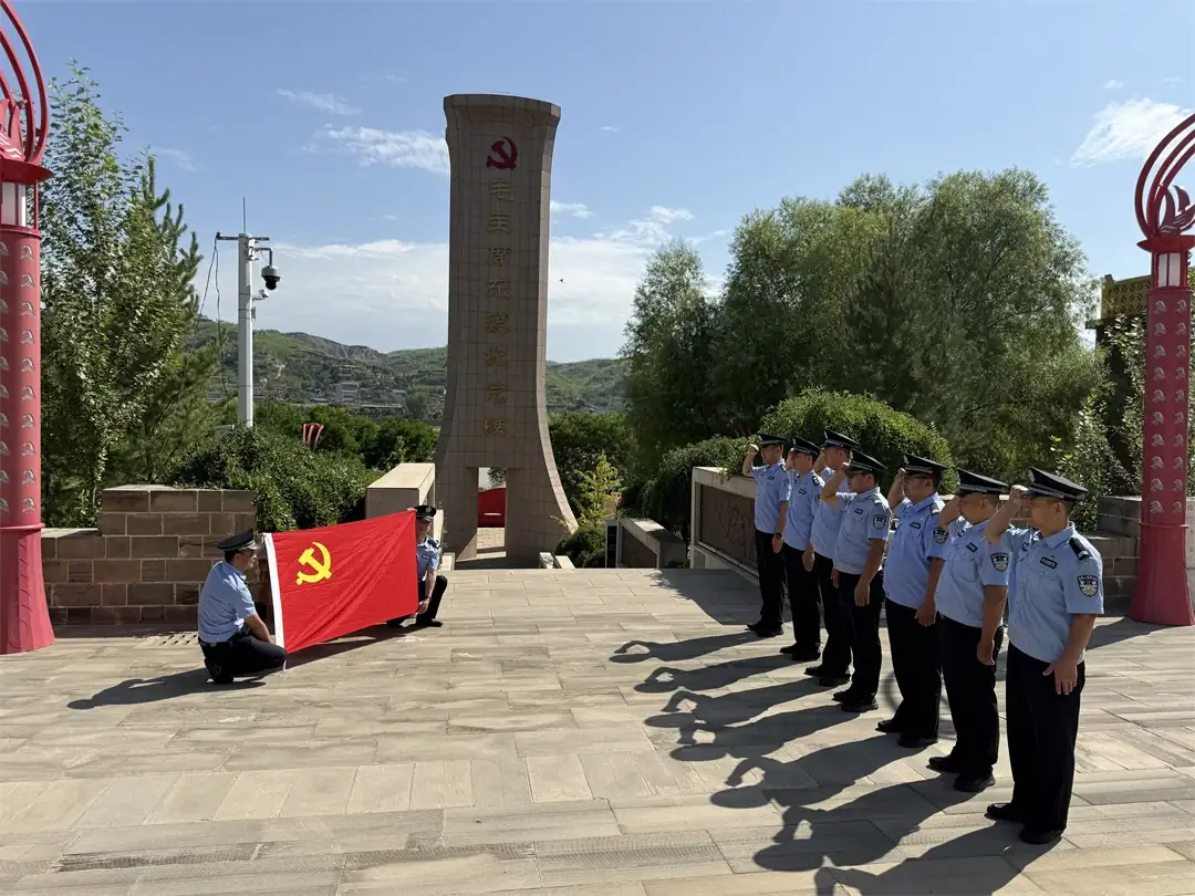 6月30日,吴堡县公安局特巡警大队党支部组织党员民辅警前往毛主席东渡黄河纪念馆开展主题党日活动。