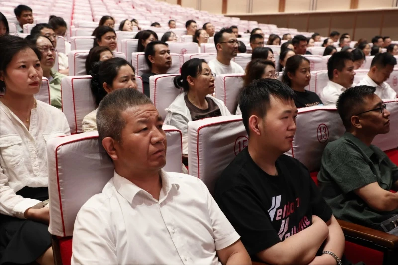 观影过程中,全体干部职工全神贯注
