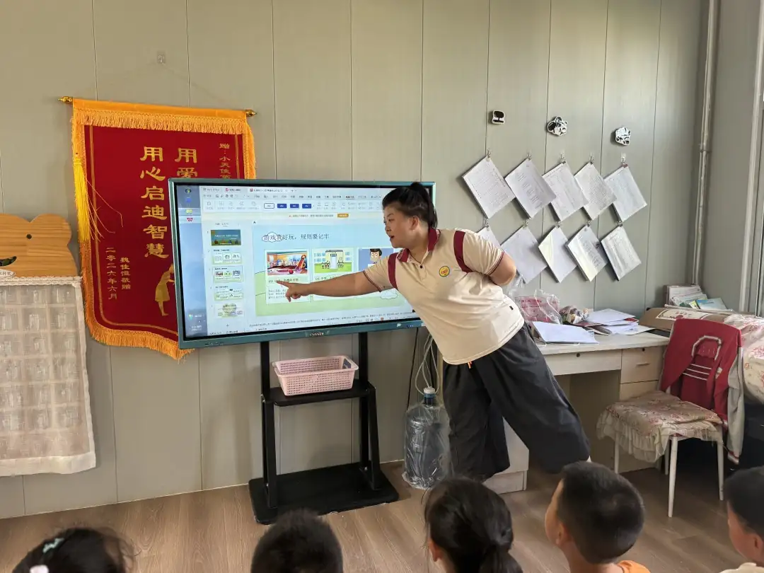 7月2日,榆阳区明珠路街道长兴路社区走进小天使第五幼儿园,开展核心价值观主题宣讲活动。
