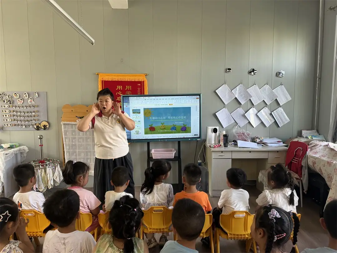 7月2日,榆阳区明珠路街道长兴路社区走进小天使第五幼儿园,开展核心价值观主题宣讲活动。
