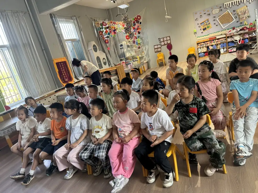 7月2日,榆阳区明珠路街道长兴路社区走进小天使第五幼儿园,开展核心价值观主题宣讲活动。