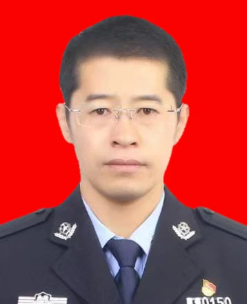 李强,1989年出生,2007年入伍,2020年转业从警,现任吴堡县公安局辛家沟派出所户籍内勤、中共党员。
