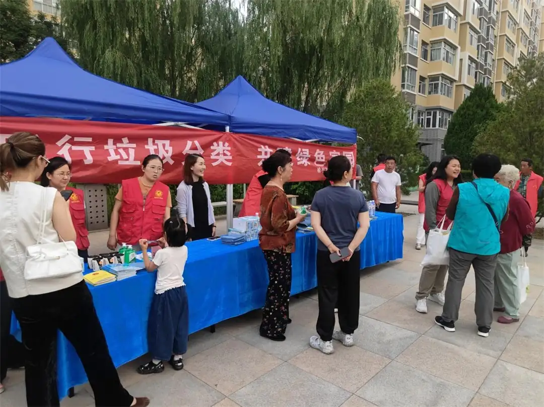 6月30日,榆阳区明珠路街道长兴路社区在荟景新园小区开展垃圾分类主题宣传活动。