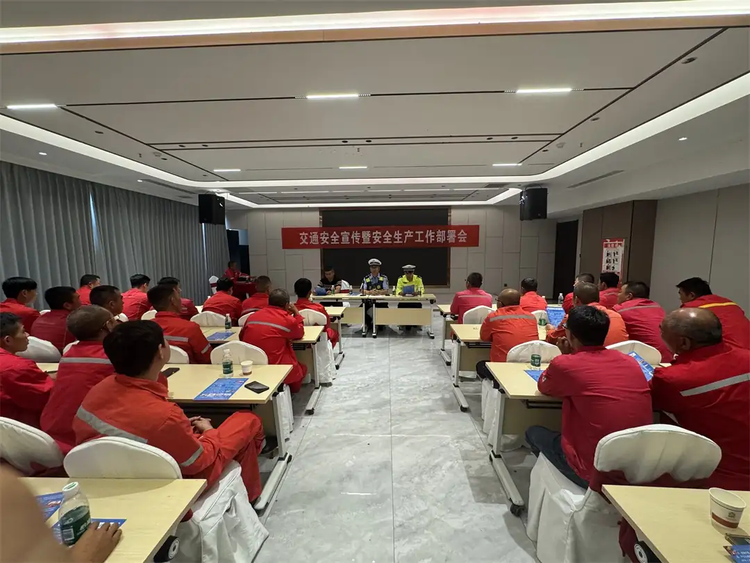 6月以来,靖边县公安局交管大队围绕“安全生产月”主题,聚焦源头治理、部门联动、农村整治、精准打击、多维宣传及应急备勤六大举措。