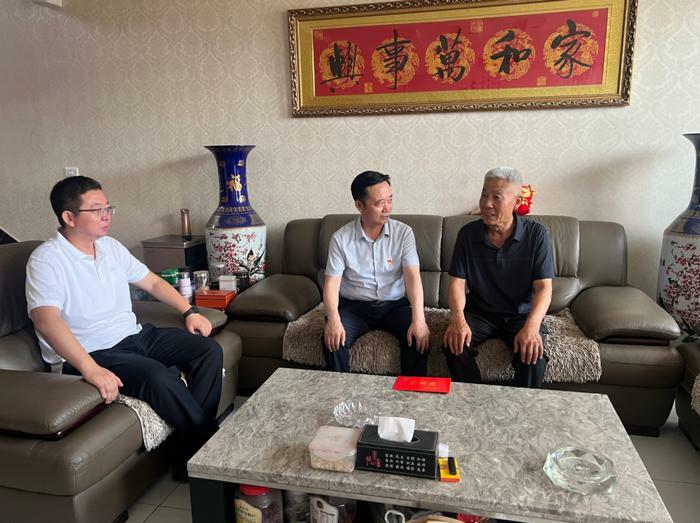 县人大常委会副主任王军看望慰问生活困难党员李自成、张志明