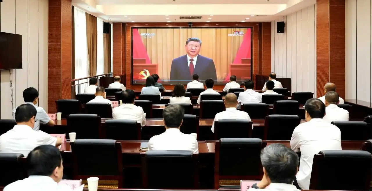 7月1日，府谷县组织各级党员干部集中收看庆祝建党105周年大会直播