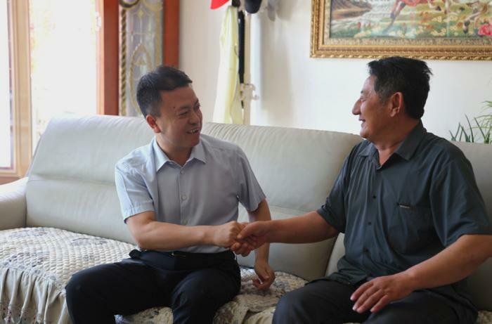 县委副书记、县长郝正军在定边街道看望慰问生活困难党员贾云飞、梁英
