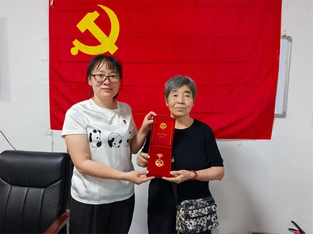 社区为“光荣在党50年”的老党员颁发纪念章。