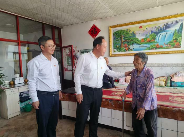 县人大常委会主任马俊飞到冯地坑镇看望慰问生活困难党员丁秀珍、陈福泉