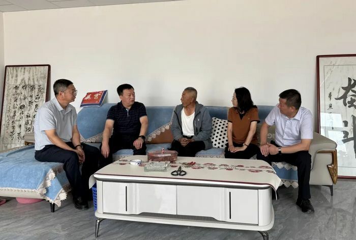 县人大常委会机关党委到冯地坑镇郭畔村开展慰问老党员及志愿服务活动。
