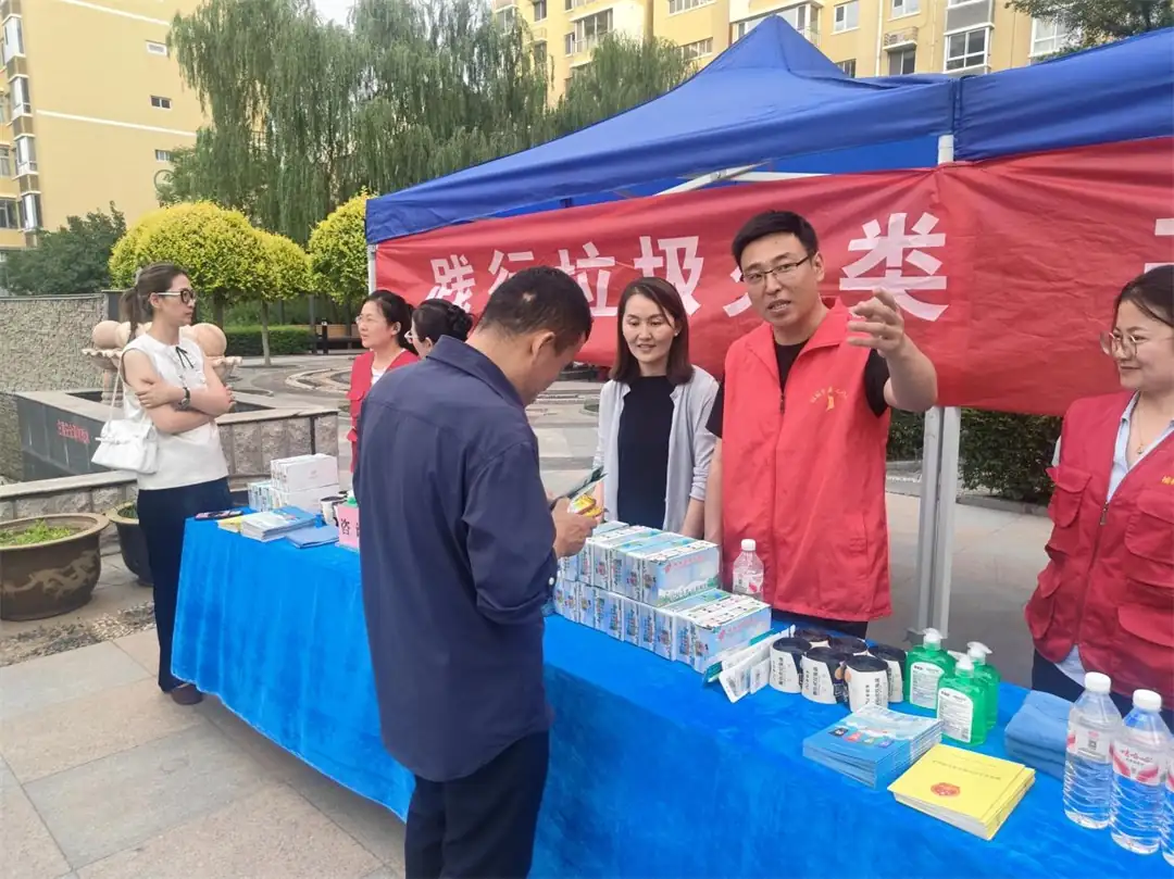 6月30日,榆阳区明珠路街道长兴路社区在荟景新园小区开展垃圾分类主题宣传活动。